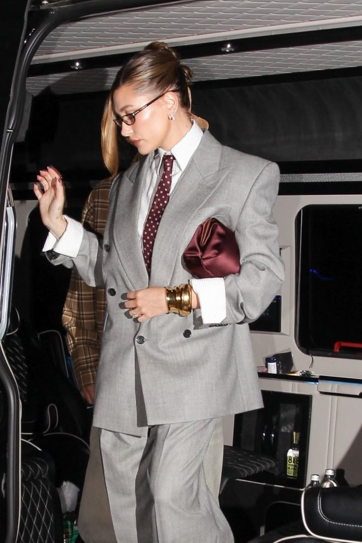 Traje gris Hailey Bieber