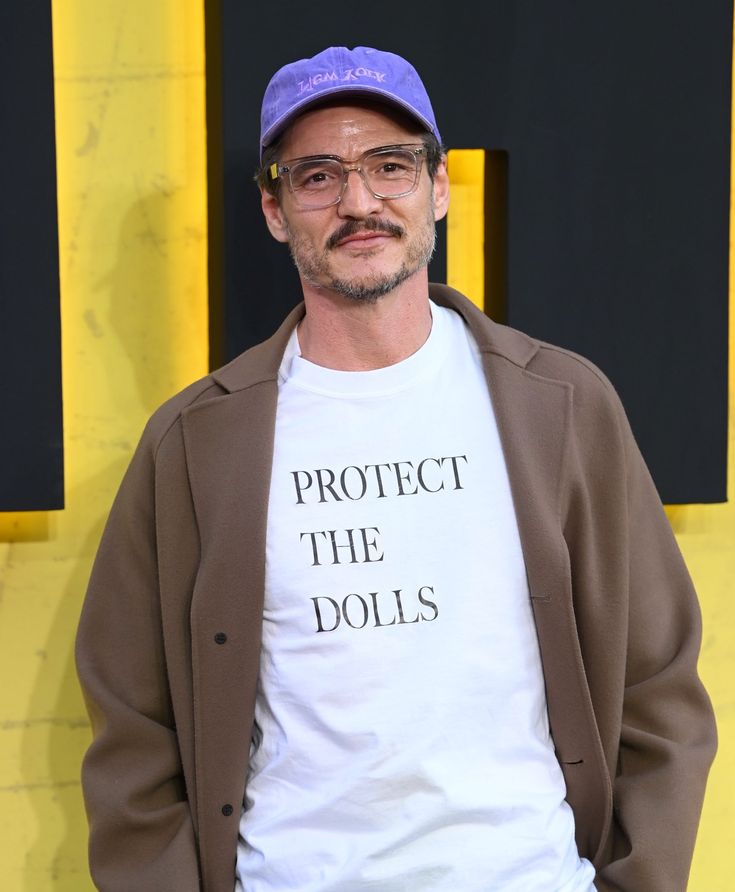 La camiseta con mensaje: la prenda que hace hablar de ella 8 Pedro Pascal usando la camiseta con mensaje Protect The Dolls