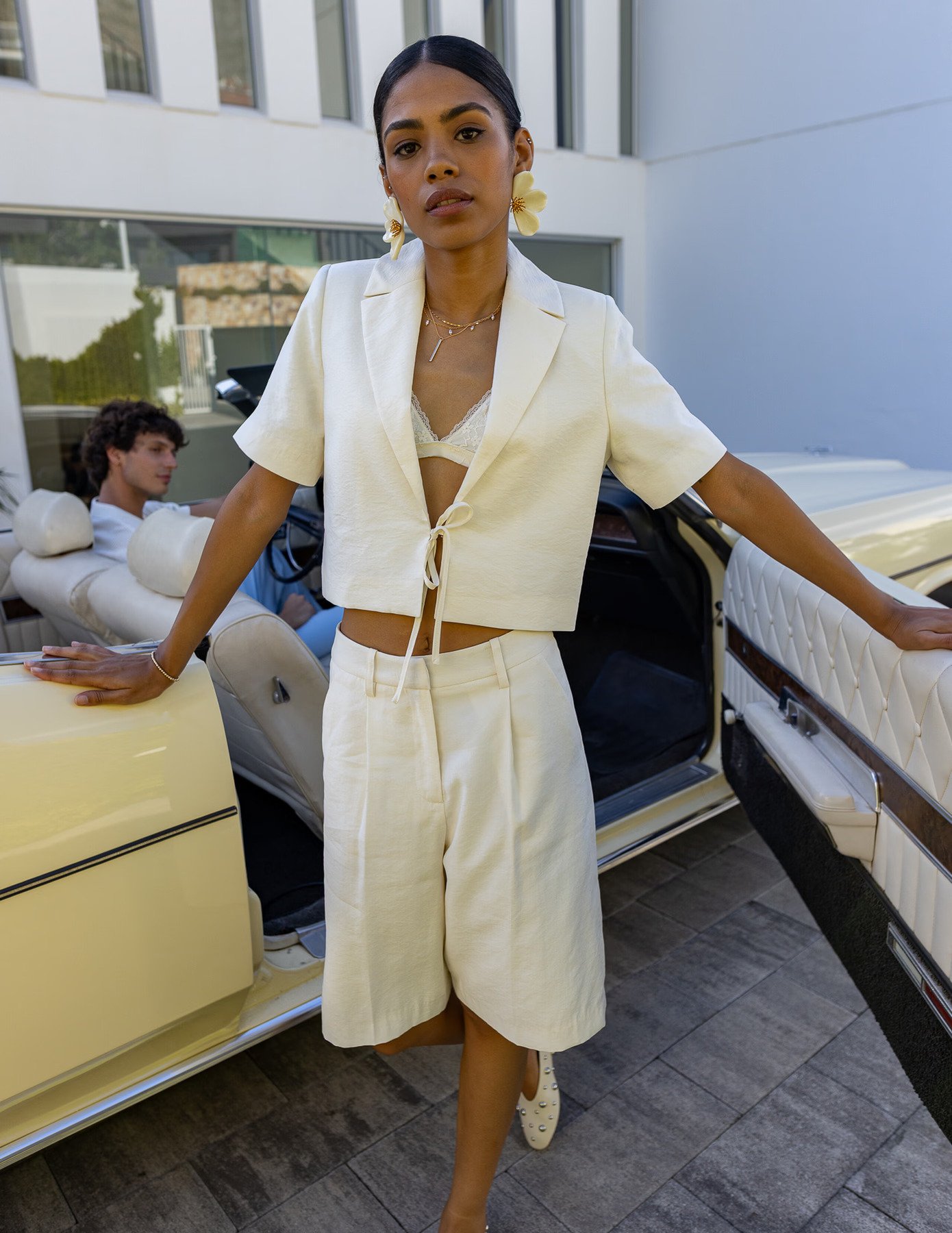 Las nuevas reglas para llevar la chaqueta en verano 6 Choisir la bonne coupe oversize crop ou fluide Les nouvelles regles pour porter la veste en ete Modalova