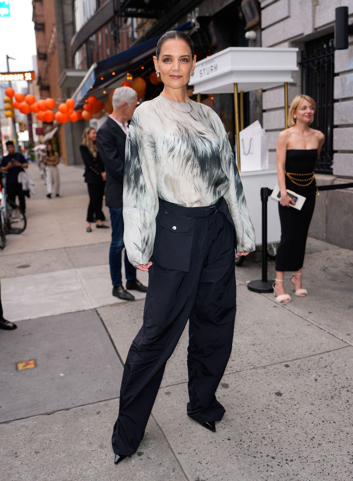 Une piece cameleon au service de tous les styles Cargo couture la renaissance dune icone utilitaire Modalova 1