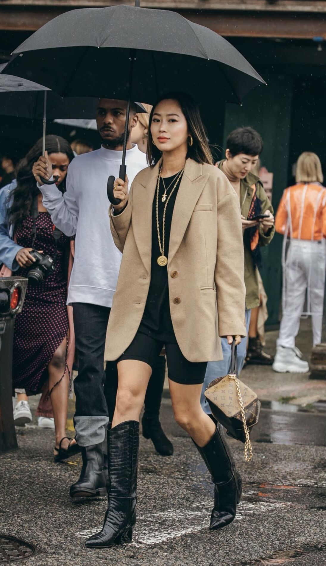 Botas cowboy: la silueta clave del otoño 2025 4 La bota que moldea el look Botas cowboy la silueta clave del otono 2025 Modalova