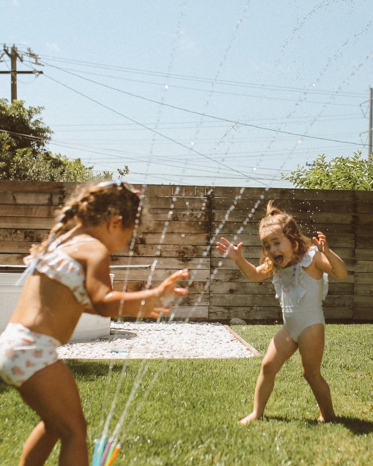 Jugar como una forma de vivir — y educar — con intencion Juego y estilo los esenciales infantiles para alargar el verano Modalova