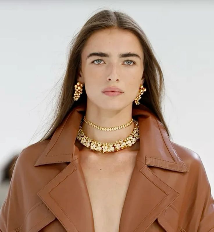 Les bijoux imposants nouvelle epure Ce que lon retiendra des accessoires du printemps 2025 Modalova