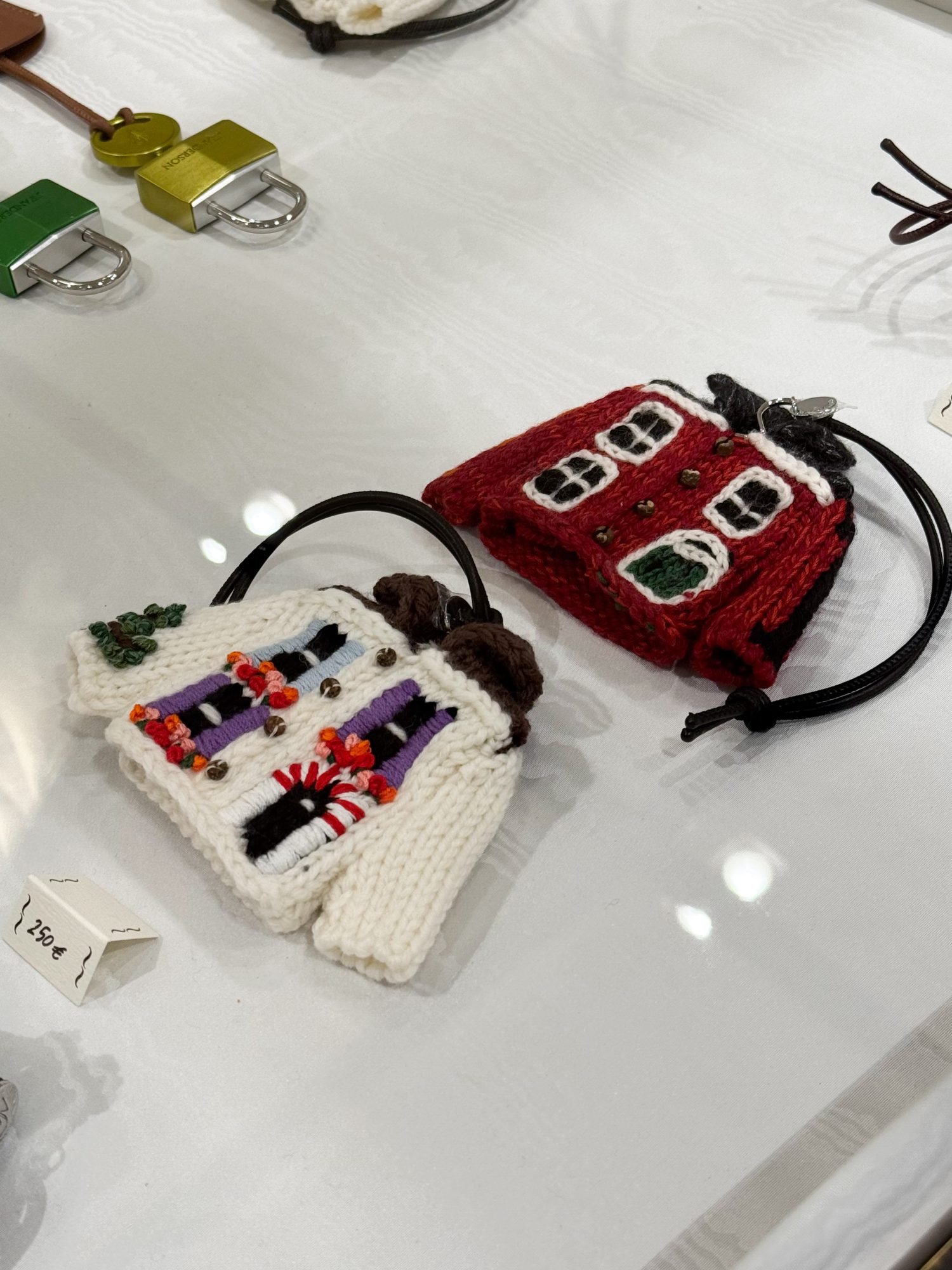 Pop-up JW Anderson x Galeries Lafayette, la artesanía elegante 12 Pop-up JW Anderson x Galeries Lafayette Pauline PINOT Modalova 1