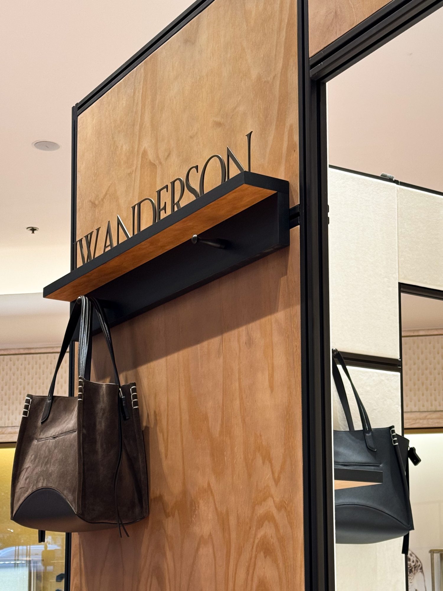 Pop-up JW Anderson x Galeries Lafayette, la artesanía elegante 4 Pop-up JW Anderson x Galeries Lafayette Pauline PINOT Modalova 10