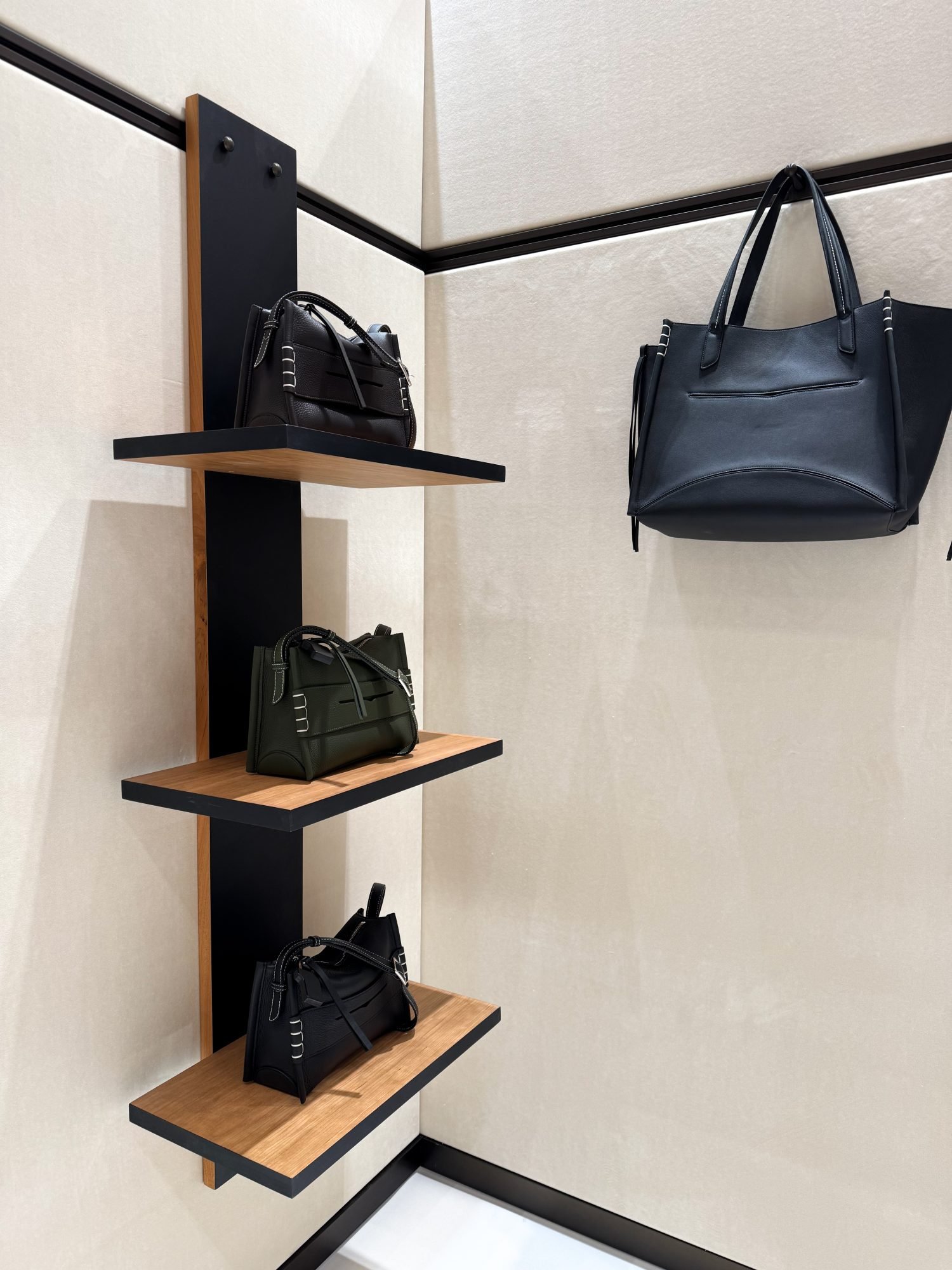 Pop-up JW Anderson x Galeries Lafayette, la artesanía elegante 6 Pop-up JW Anderson x Galeries Lafayette Pauline PINOT Modalova 4