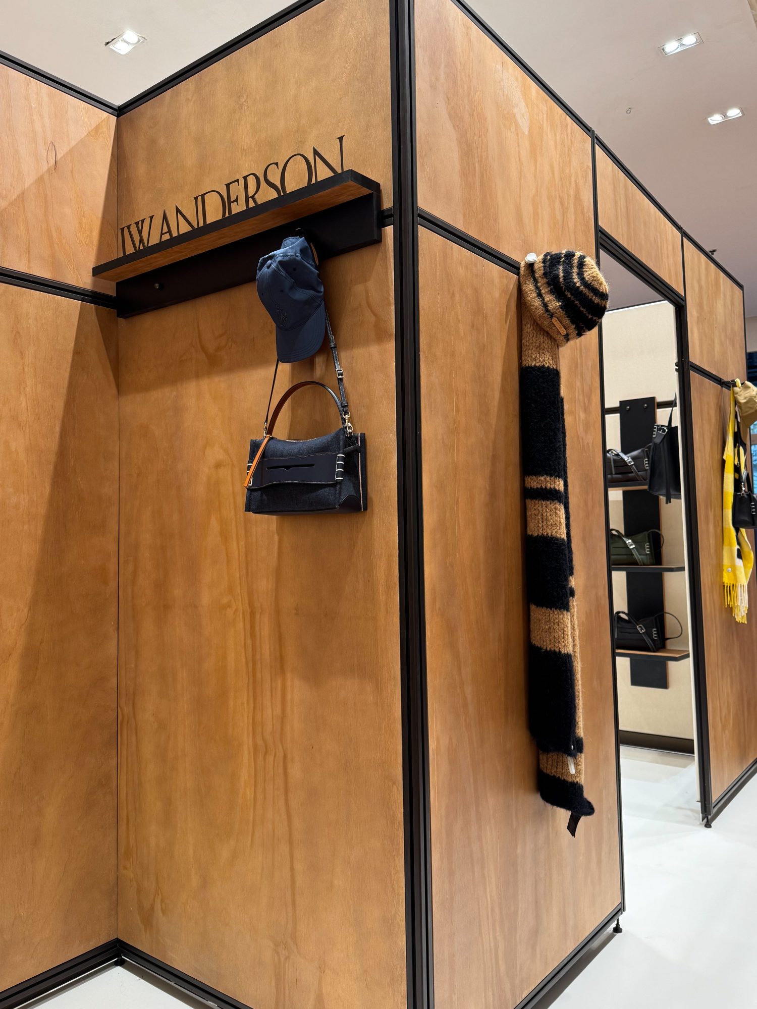 Pop-up JW Anderson x Galeries Lafayette, la artesanía elegante 20 Pop-up JW Anderson x Galeries Lafayette Pauline PINOT Modalova 9