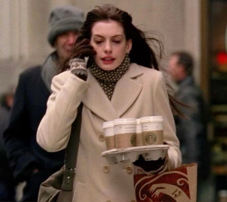 Película El Diablo viste de Prada escena cafés Andy