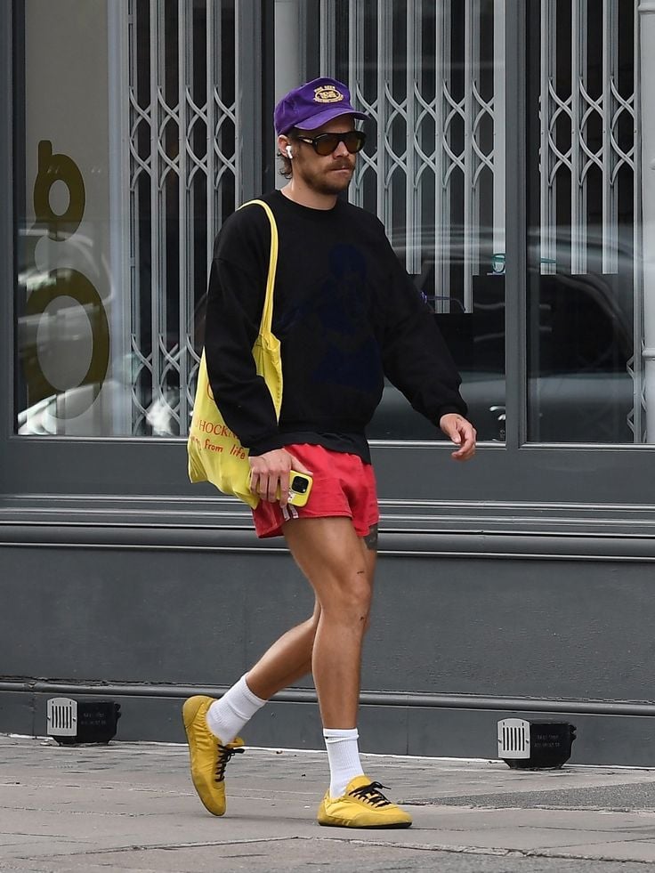 Harry Styles usando sneakers flexibles Prada Collapse Re-Nylon trend Modalova