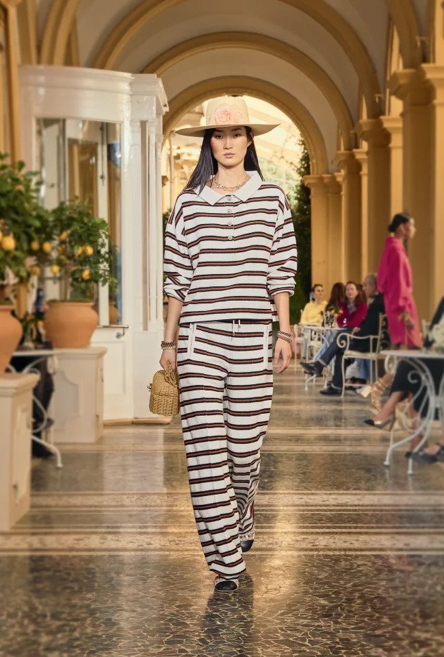 Marineras y jerséis marinos: clásicos bretones, nueva apariencia 6 La mariniere femme une icone a reinterpreter 1 Marinieres et pulls marins classiques bretons allure nouvelle Modalova