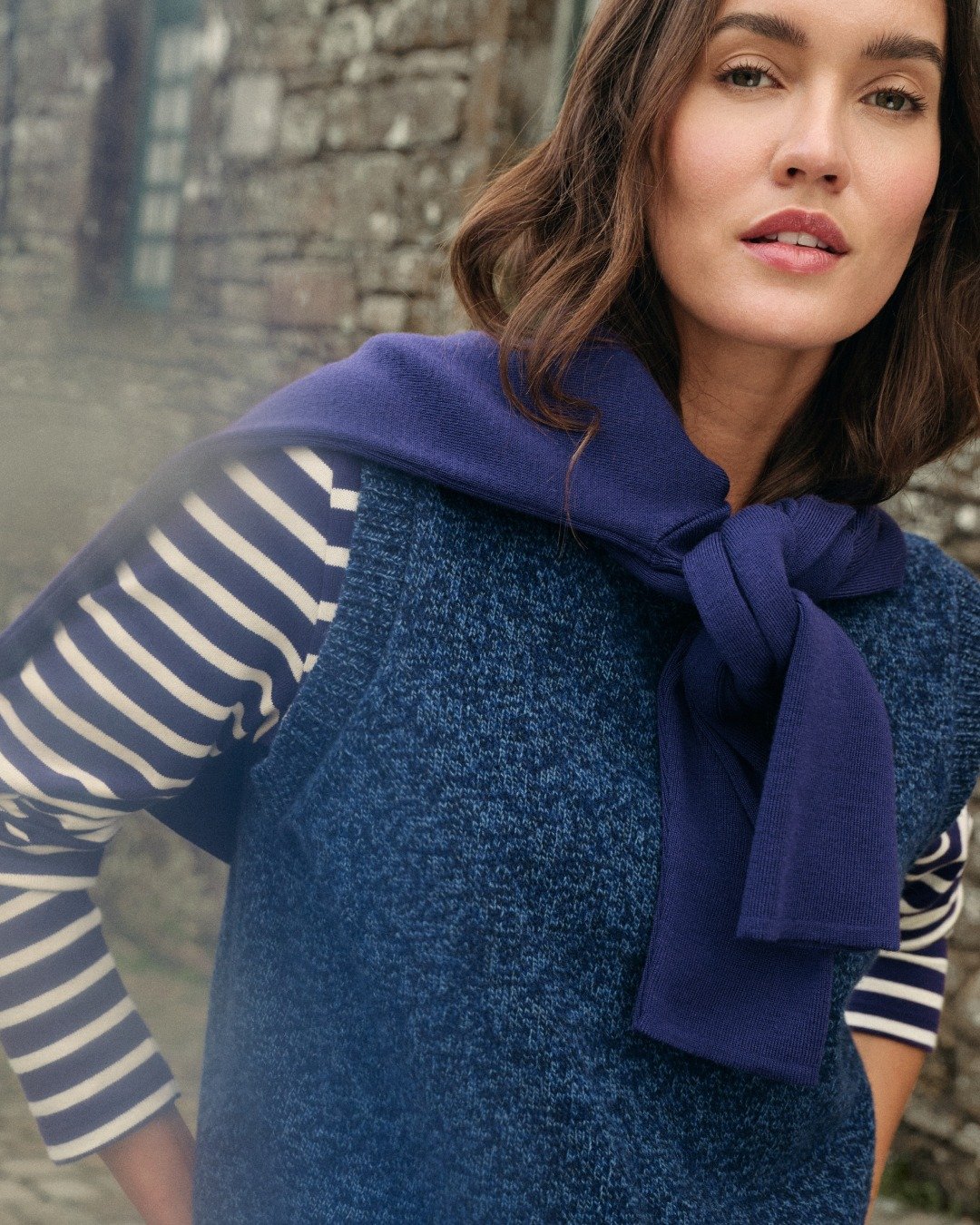 Marineras y jerséis marinos: clásicos bretones, nueva apariencia 2 Un heritage breton aux lignes repensees Marinieres et pulls marins classiques bretons allure nouvelle Modalova