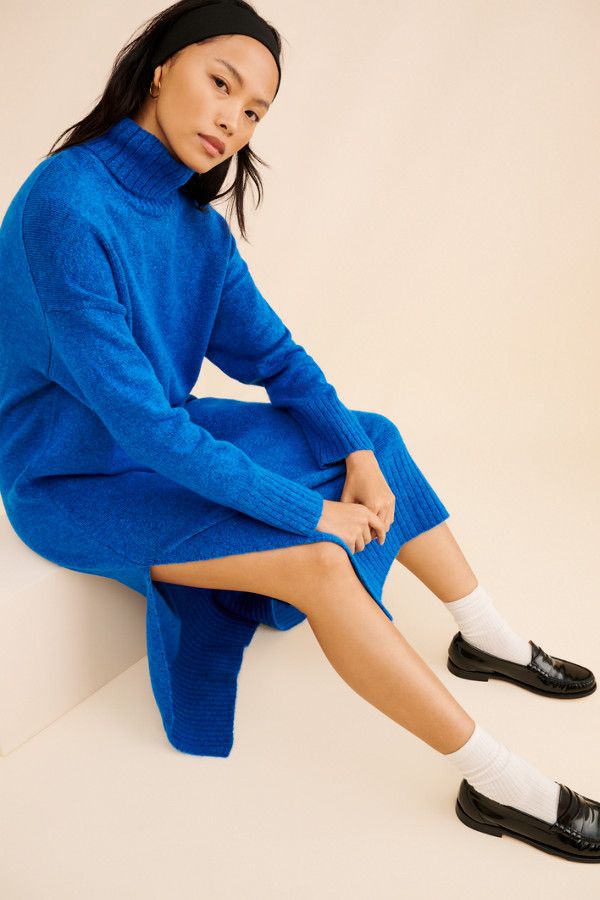 Azul marino indigo o cobalto la elegancia instintiva Las armonias del invierno vestidos botas y abrigos Modalova