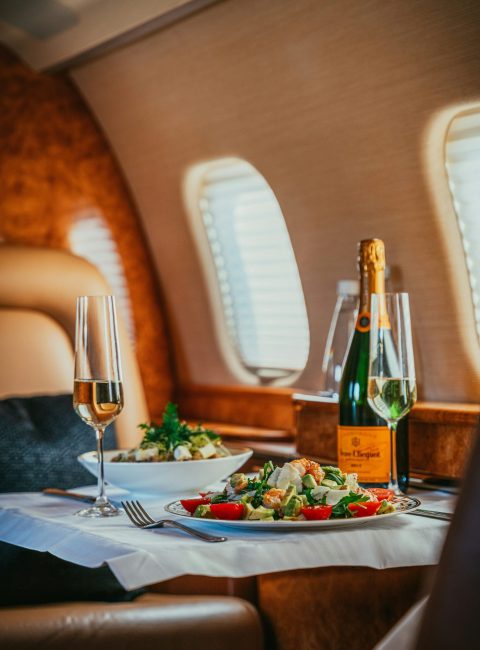 Entre cielo y seda la elegancia del vuelo privado Modalova scaled