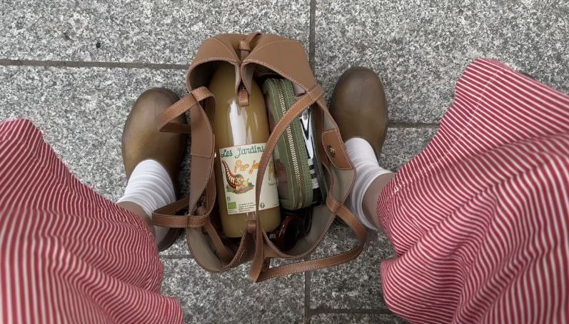 Tendencia zuecos de jardín look casual