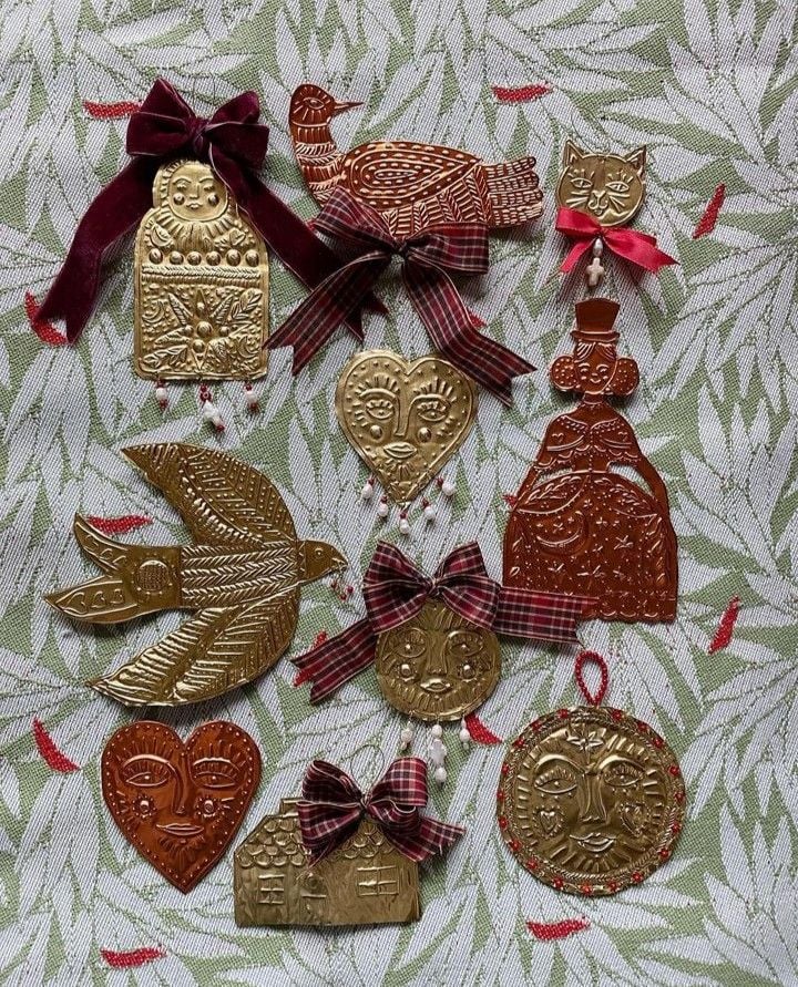 Decoración en metal gofrado