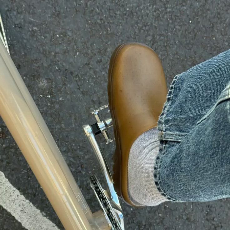 Cómo llevar los zuecos de jardín en un look urbano