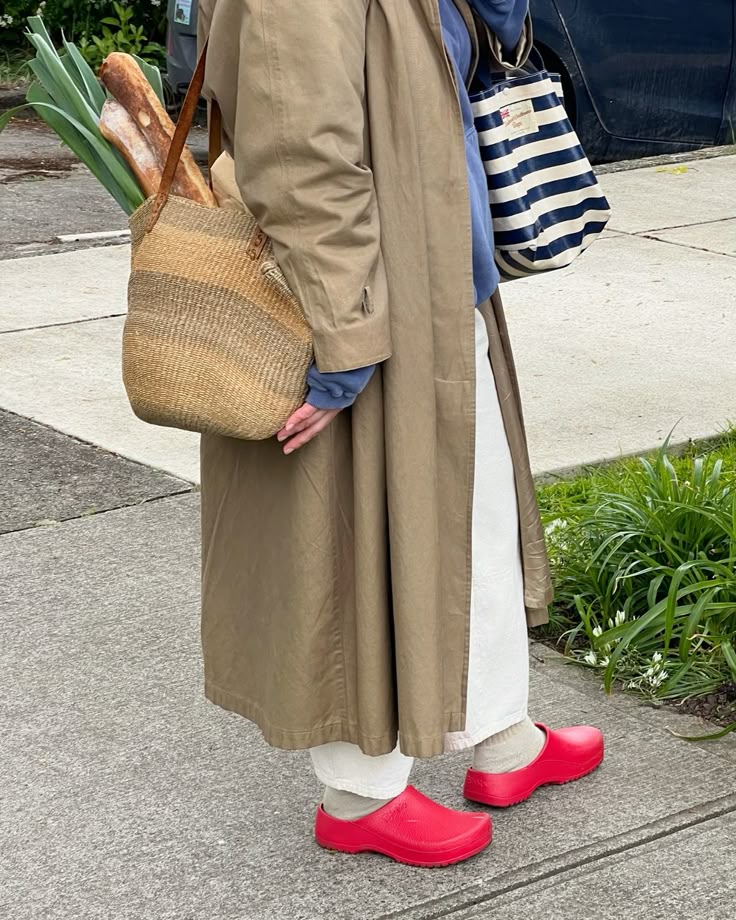 Look con zuecos de jardín coloridos