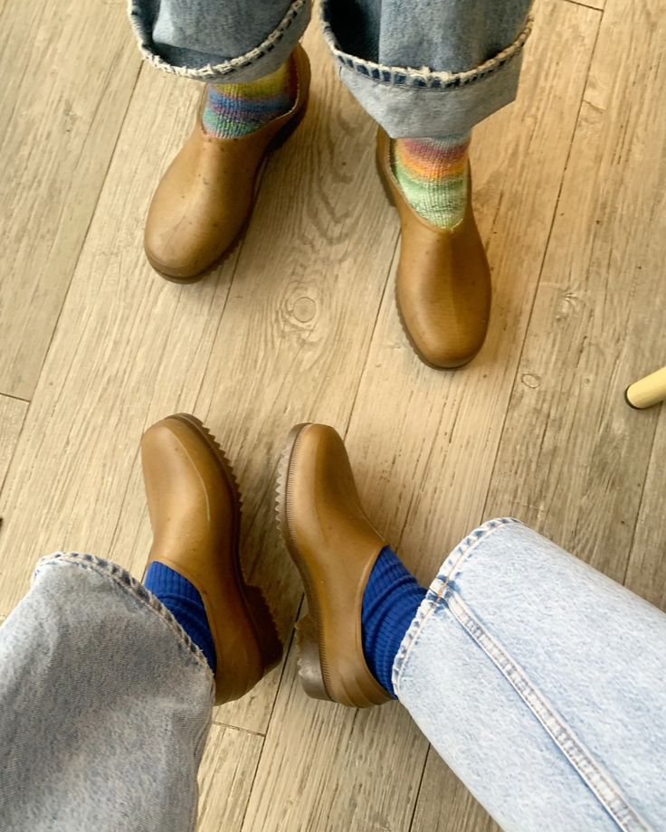 Zuecos de jardín tendencia moda otoño 2025