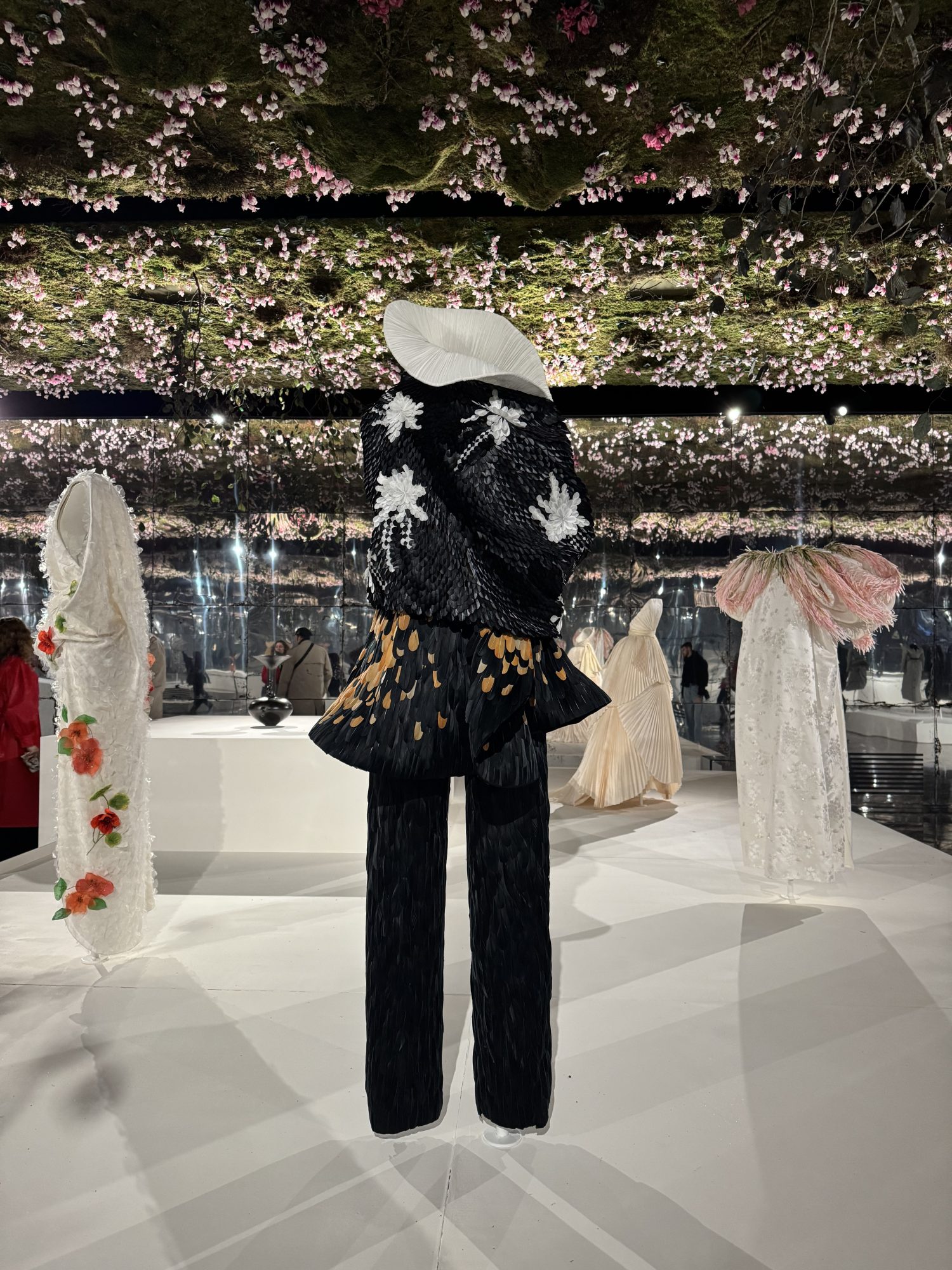 Ensemble collection Dior Haute Couture Printemps-Ete 2026 par Jonathan Anderson photo Pauline PINOT