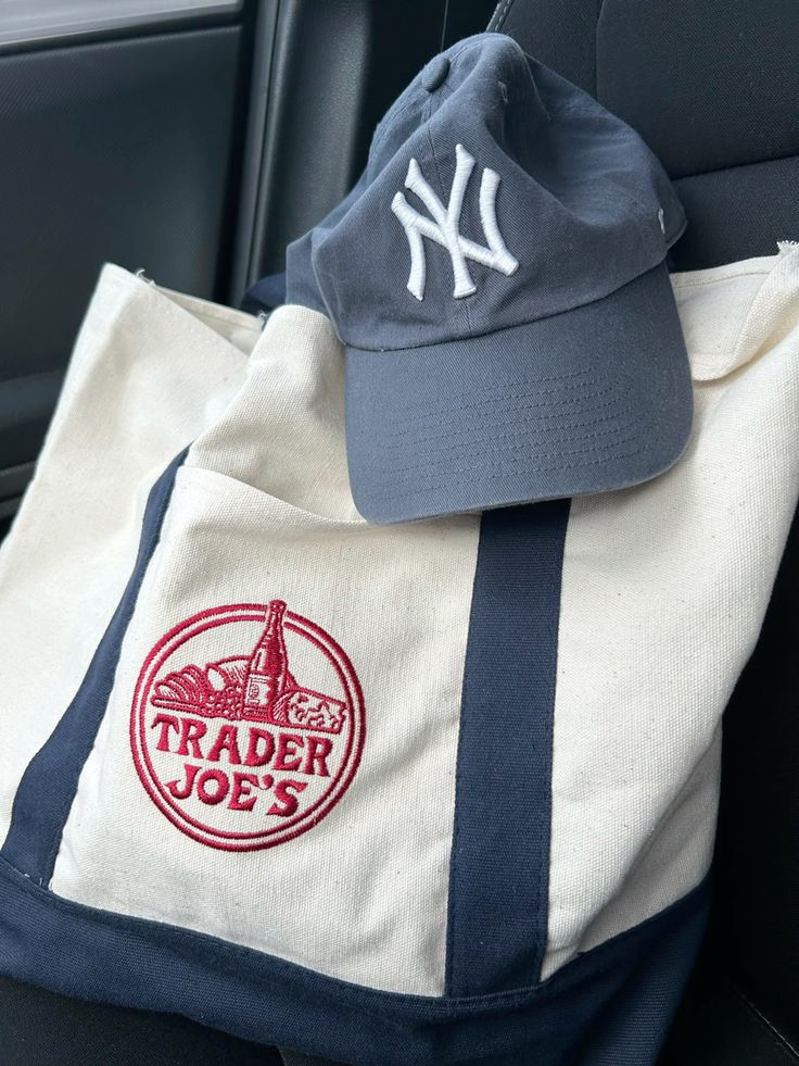 Estilo con bolsa tote de Trader Joe's