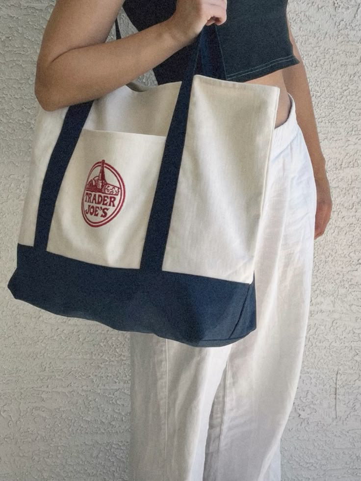 Look con la bolsa tote de Trader Joe's
