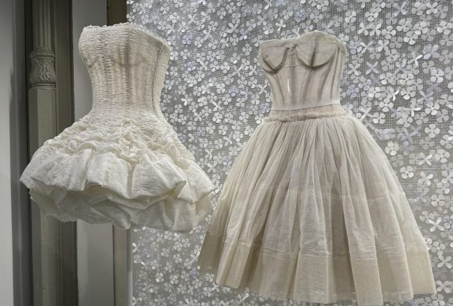 Robes Dior et Alaïa, expo mode Paris, photo Pauline PINOT