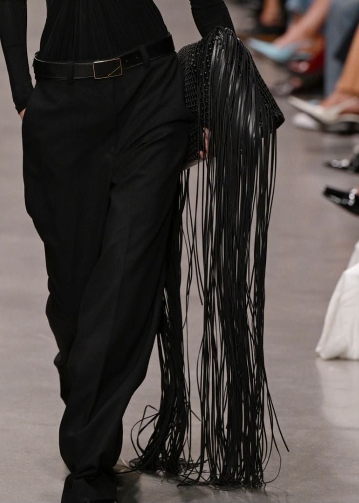 ¿La tendencia de los flecos regresa esta primavera? 2 Bolso con flecos Stella McCartney Primavera 2026