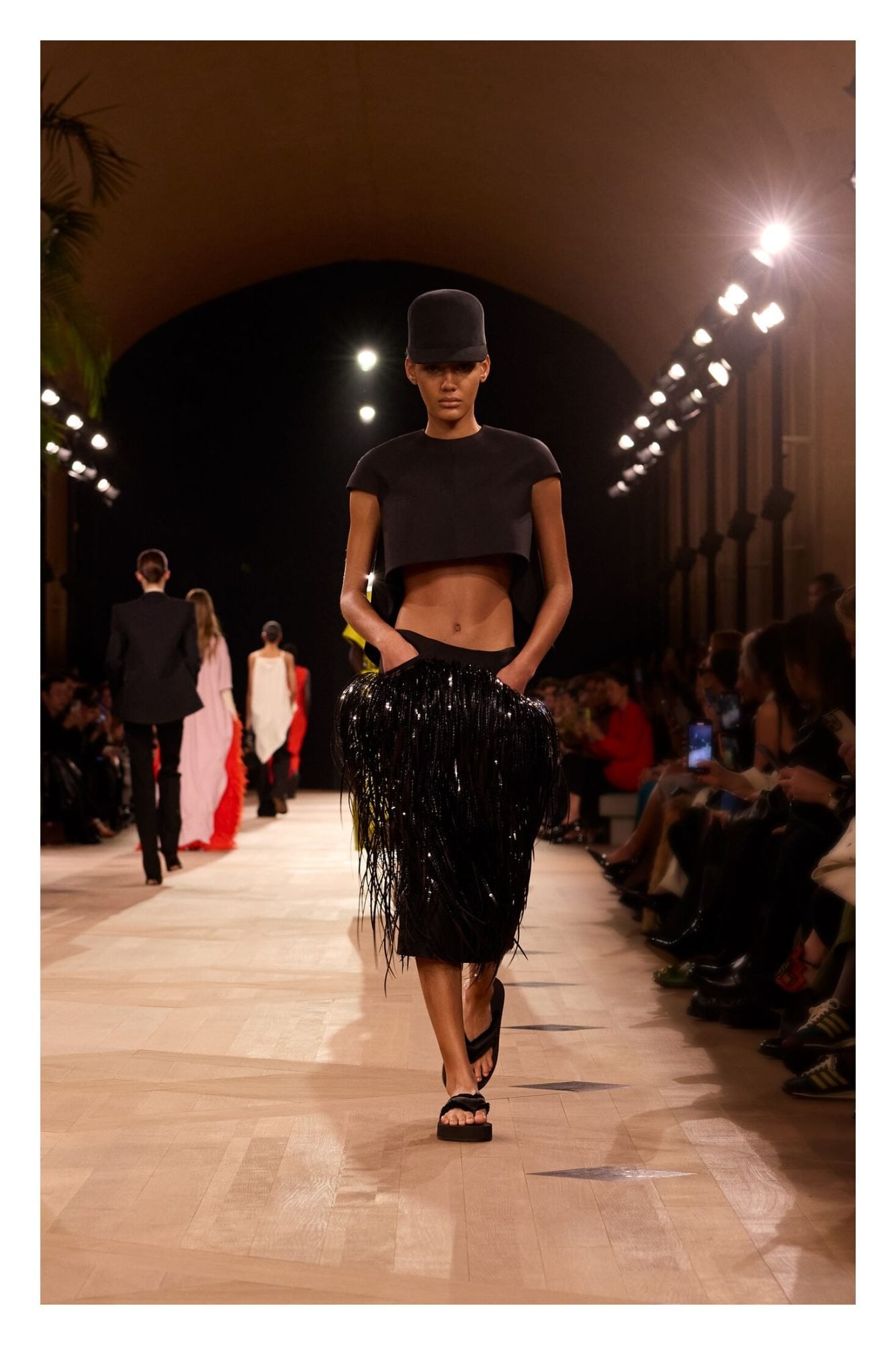 ¿La tendencia de los flecos regresa esta primavera? 4 Falda tendencia flecos primavera 2026 Balenciaga