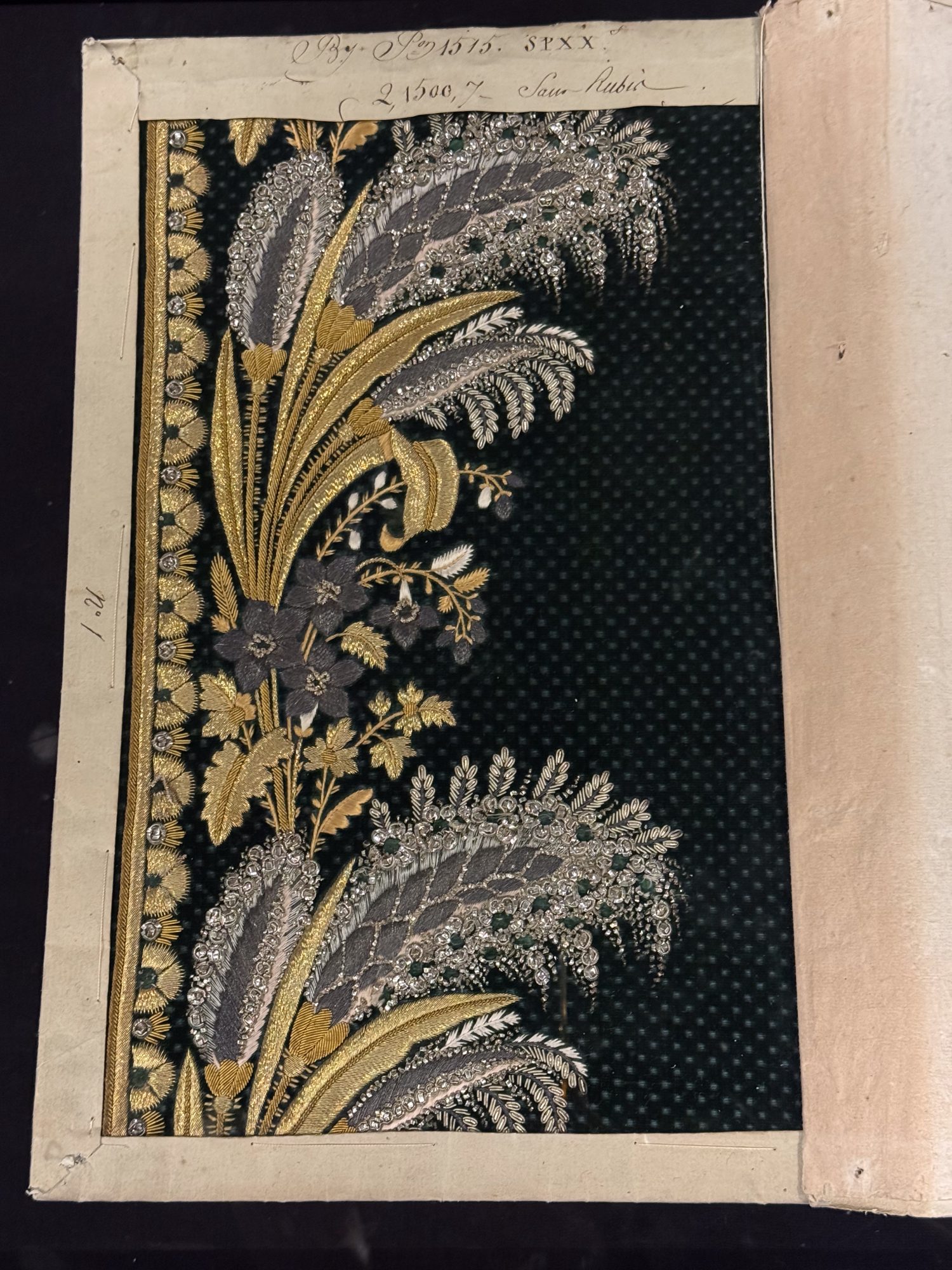 Tejido con Bordado exposición Palais Galliera, foto Pauline PINOT