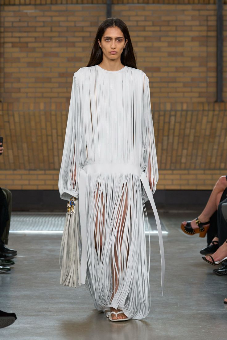 ¿La tendencia de los flecos regresa esta primavera? 3 Vestido con flecos Calvin Klein primavera verano 2026
