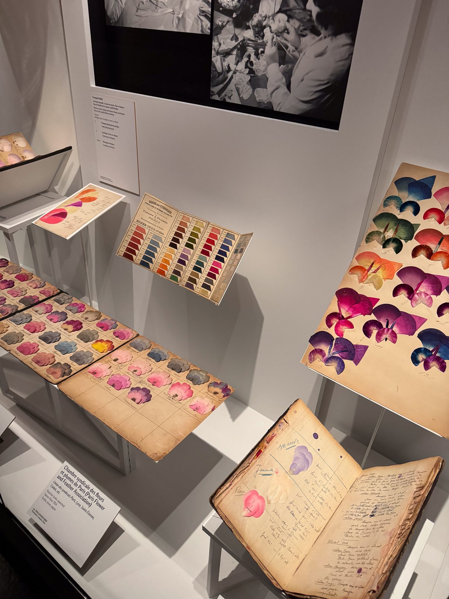 Ejemplos de flores artificiales, expo Tejer, Bordar, Sublimar, foto Pauline PINOT