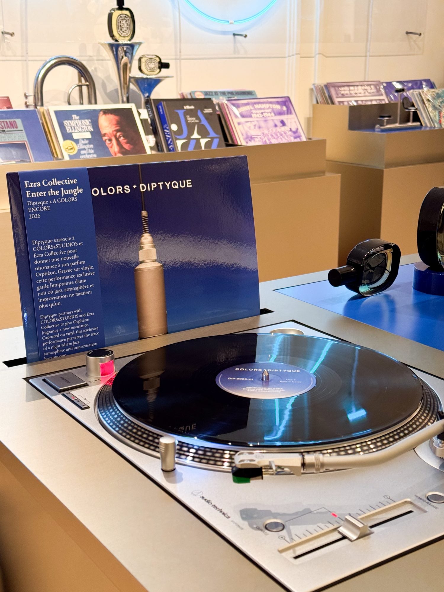 Inmersión en el club de jazz Orphéon de Diptyque 5 Vinyle Ezra Collective ColorsxStudios Diptyque photo Pauline PINOT