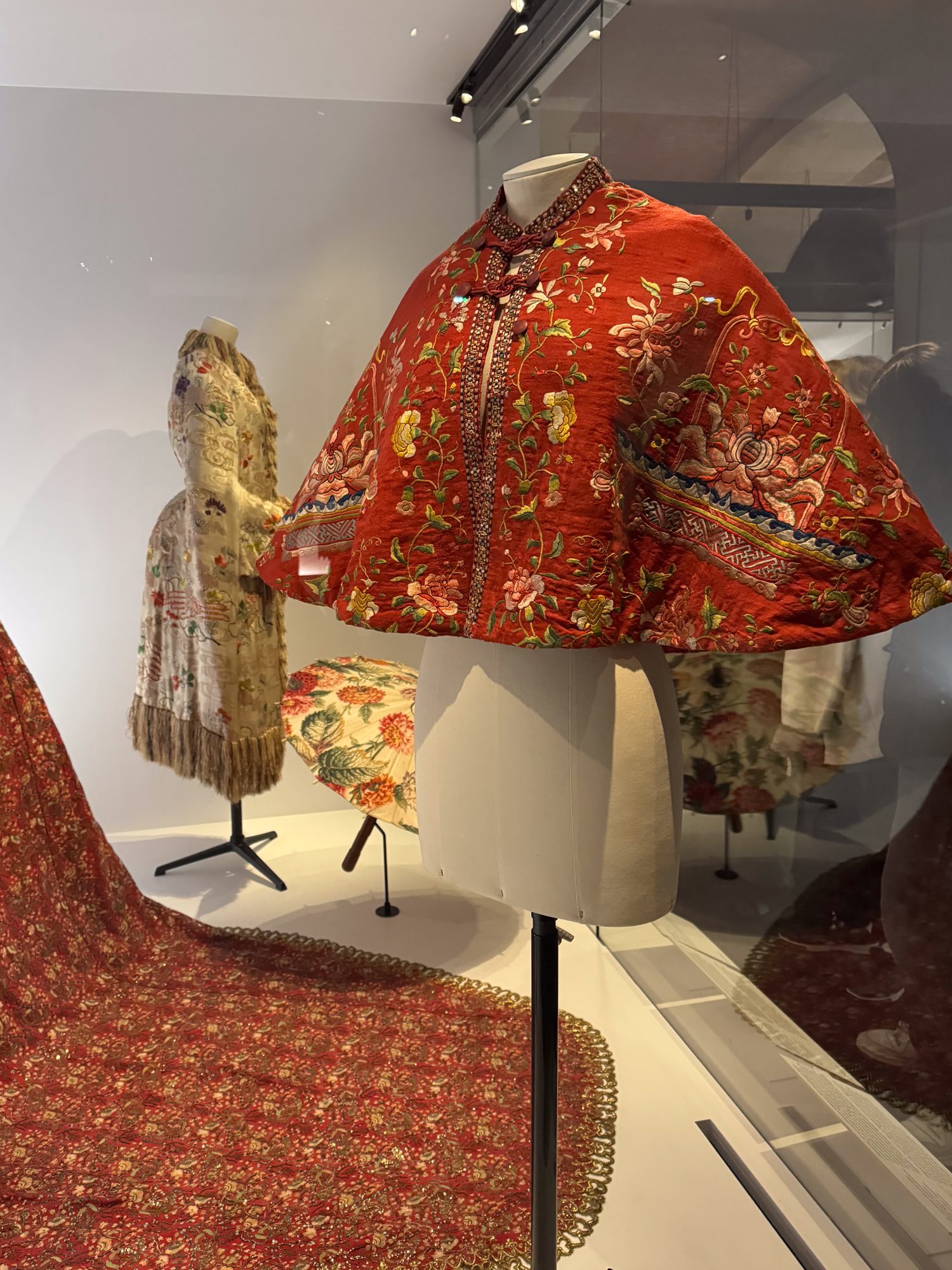 Pelerina con flores expo Palais Galliera foto Pauline PINOT