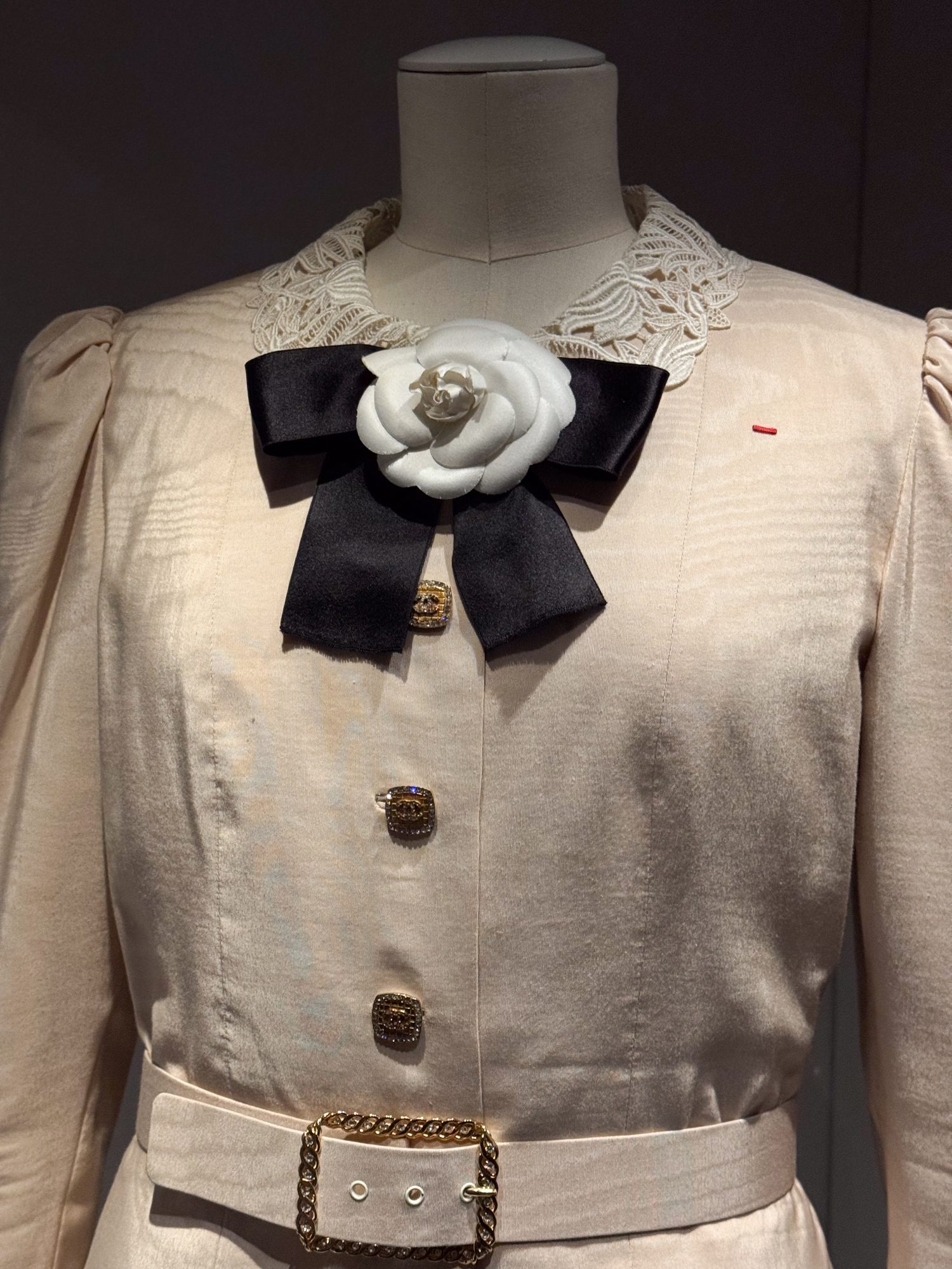 Expo Tejer, Bordar, Sublimar, atuendo Chanel, foto Pauline PINOT