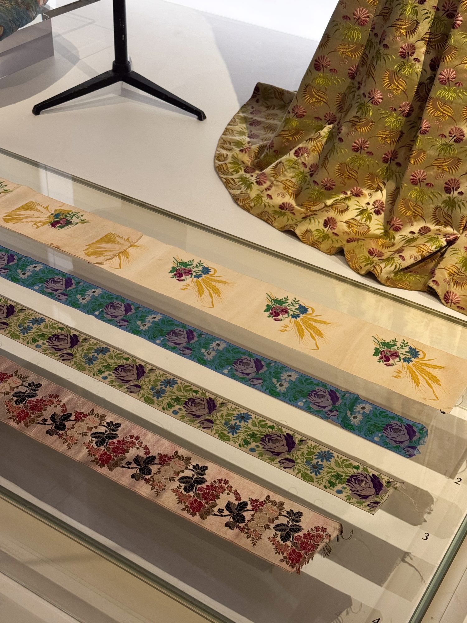 Ejemplos de tejido, exposición Palais Galliera, foto Pauline PINOT