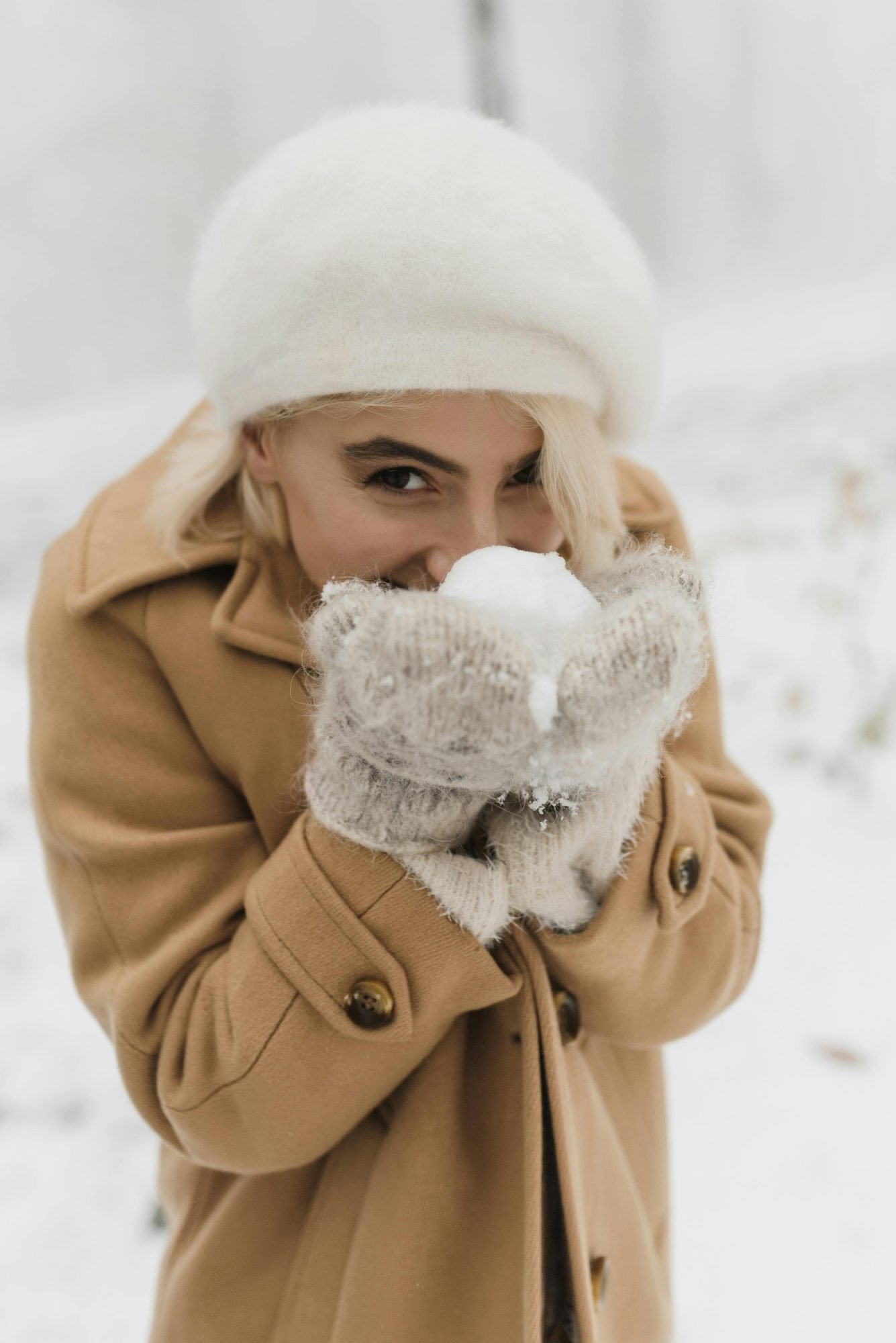 ¿Por qué los guantes siguen siendo un clásico del vestuario? 4 Un accessoire discret mais essentiel Pourquoi les gants restent un classique du vestiaire Modalova