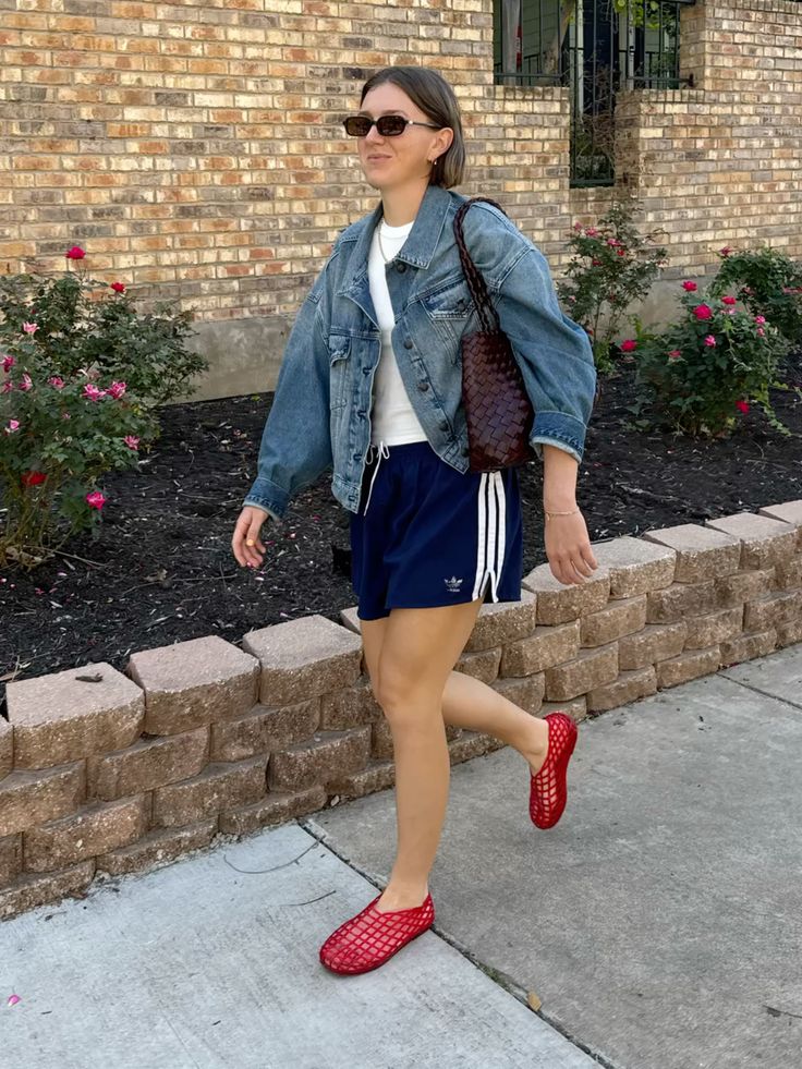 Atuendo streetwear con jelly shoes