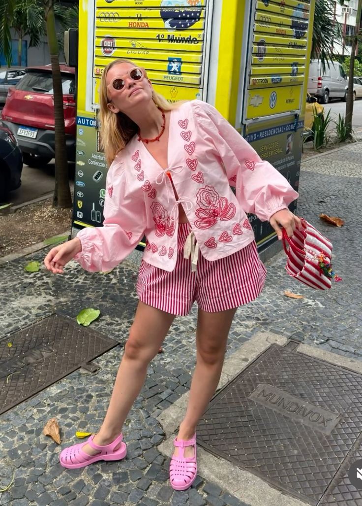 Atuendo colorido con zapatos medusa