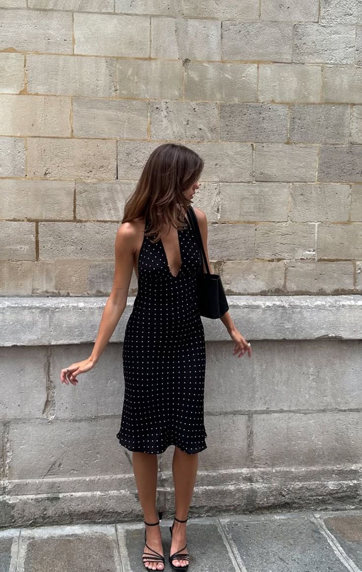 Robe noire à points