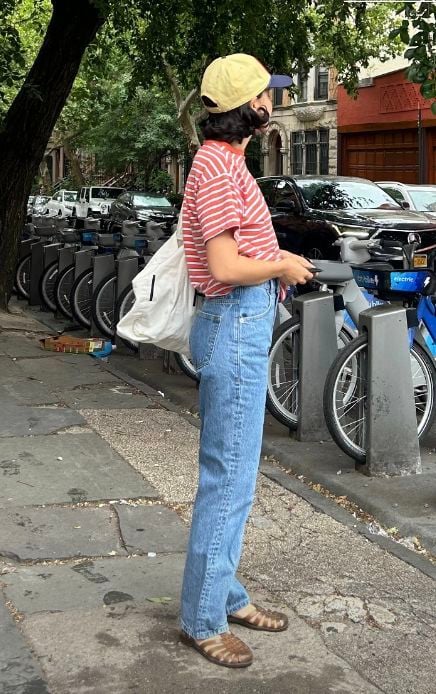 Atuendo casual mujer jeans y jelly shoes
