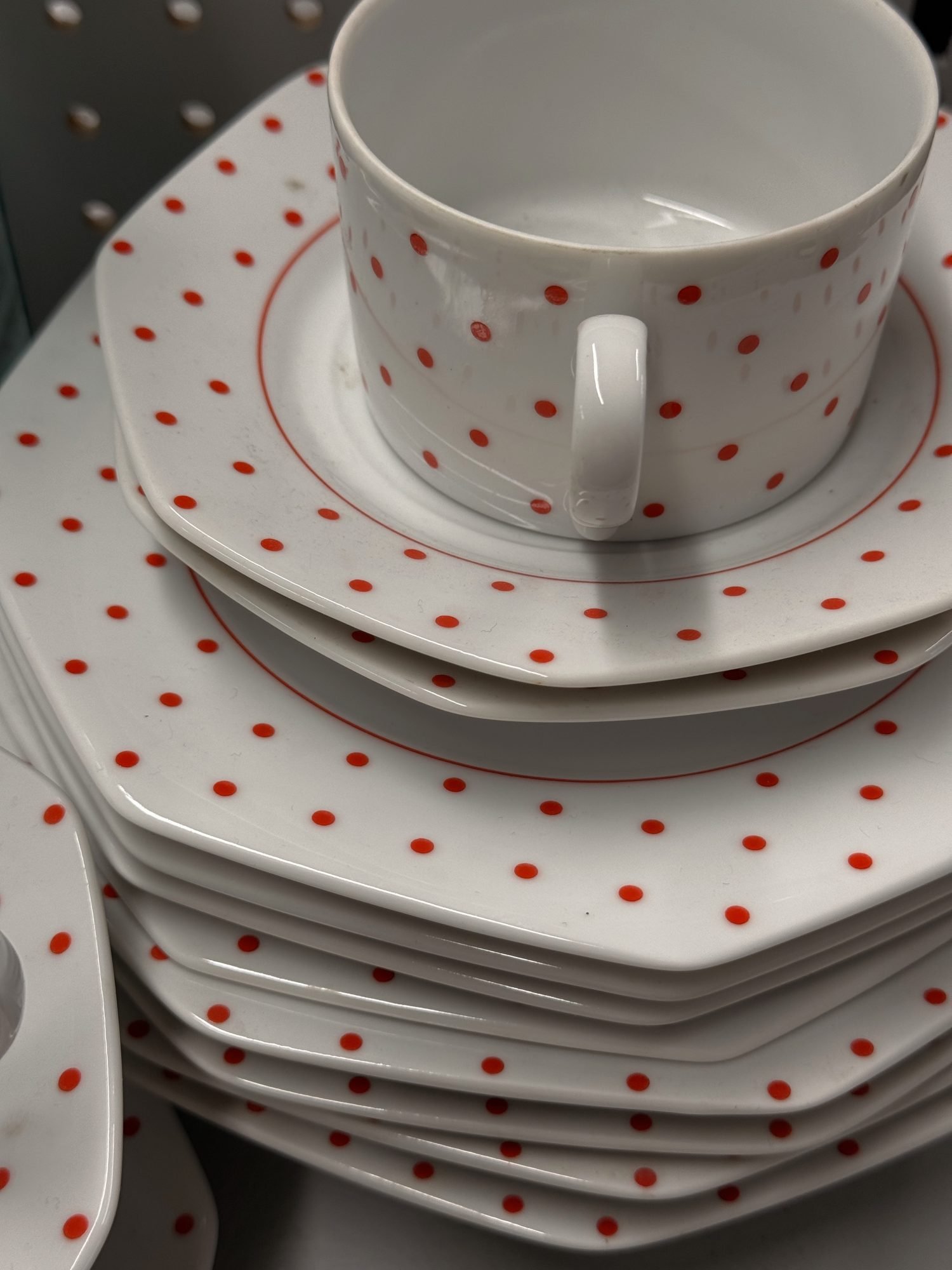 Set de vaiselle à pois rouges