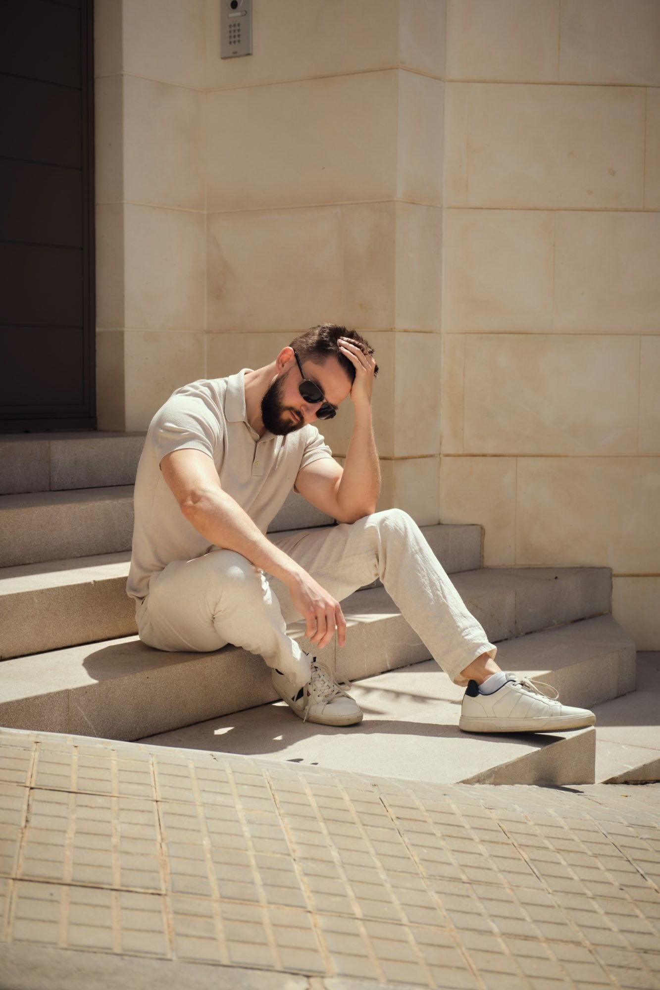 En Roland-Garros, la sneaker firma la elegancia masculina 5 La sneaker blanche signature dune elegance masculine actuelle 1 A Roland Garros la sneaker signe lelegance masculine Modalova
