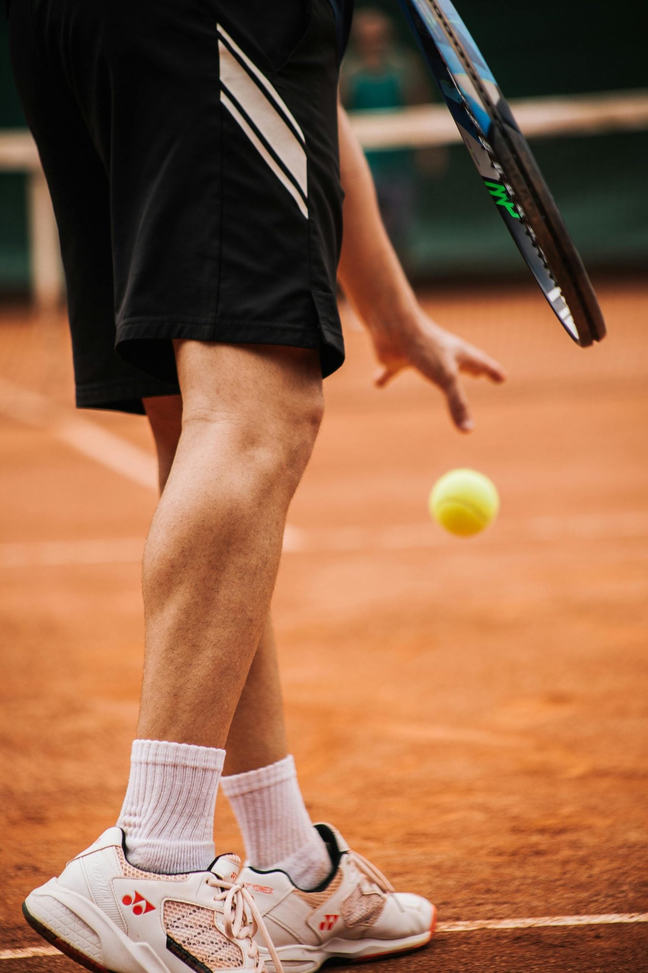 En Roland-Garros, la sneaker firma la elegancia masculina 3 Le tennis core nouvelle grammaire du chic parisien A Roland Garros la sneaker signe lelegance masculine Modalova