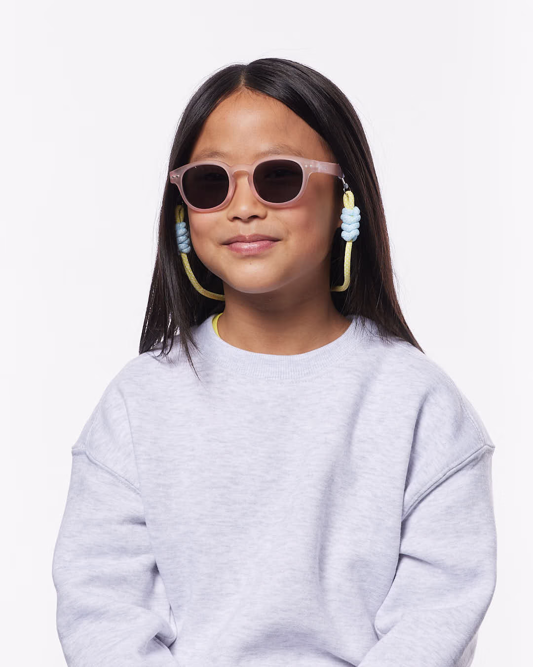 Accesorios de moda infantil: ¿por qué los tiny bags y las mini gafas dominan la tendencia 2026? 5 izipizi lunettes