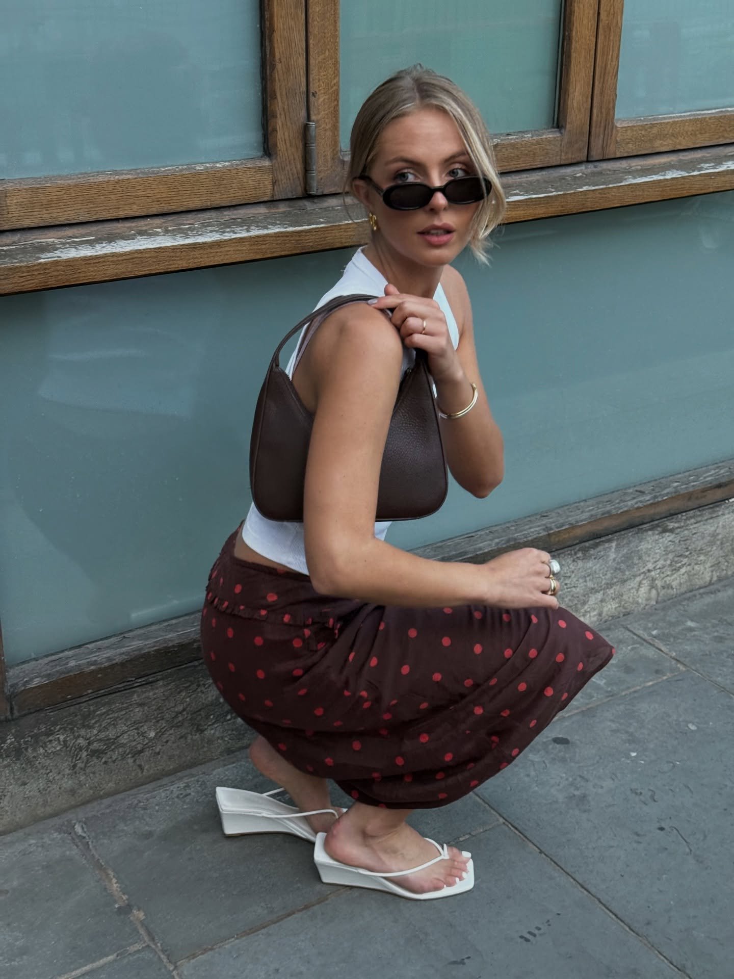 Las cuñas mules: el regreso asumido de las compensadas 16 Look jupe pois et sandales compensées femme