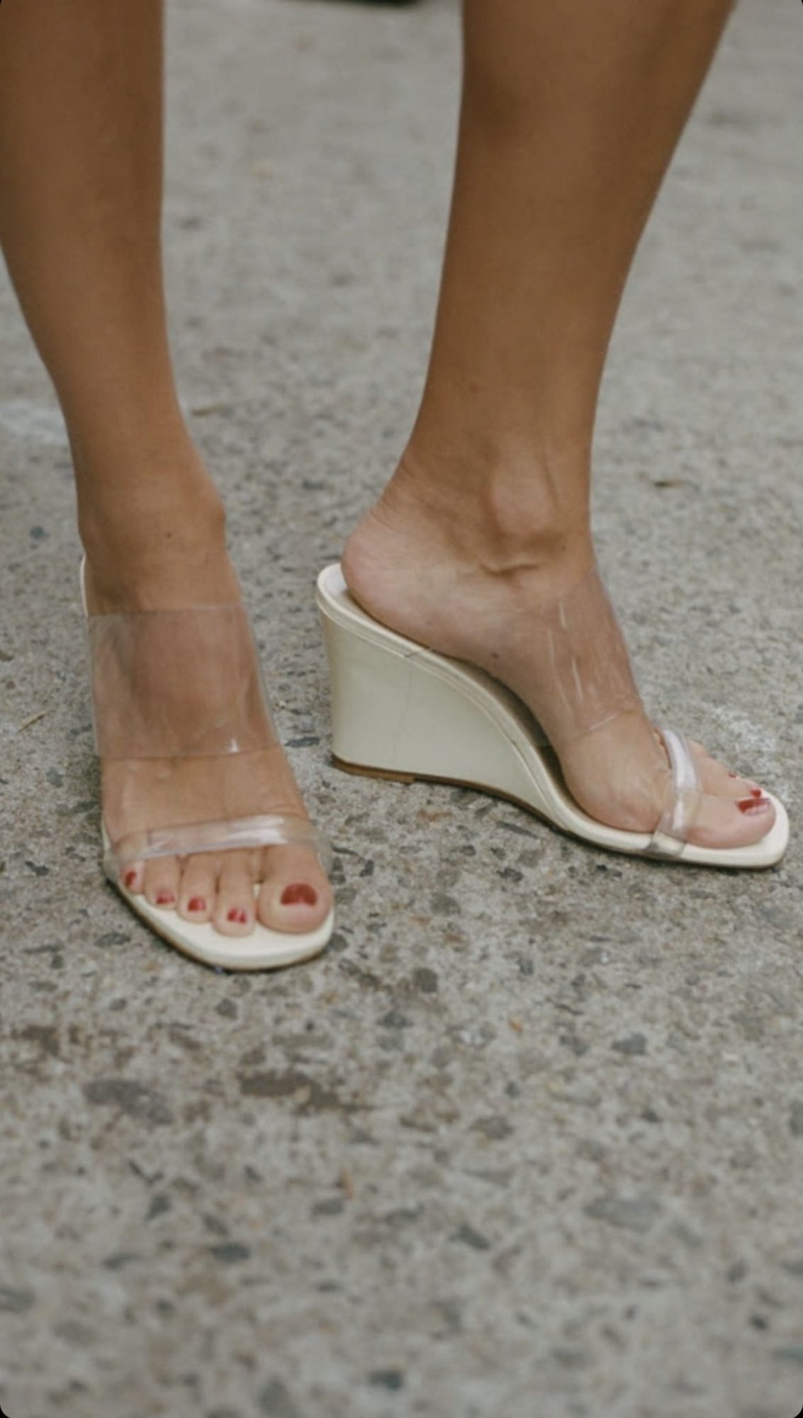 Las cuñas mules: el regreso asumido de las compensadas 6 Wedges sandals trend 2026