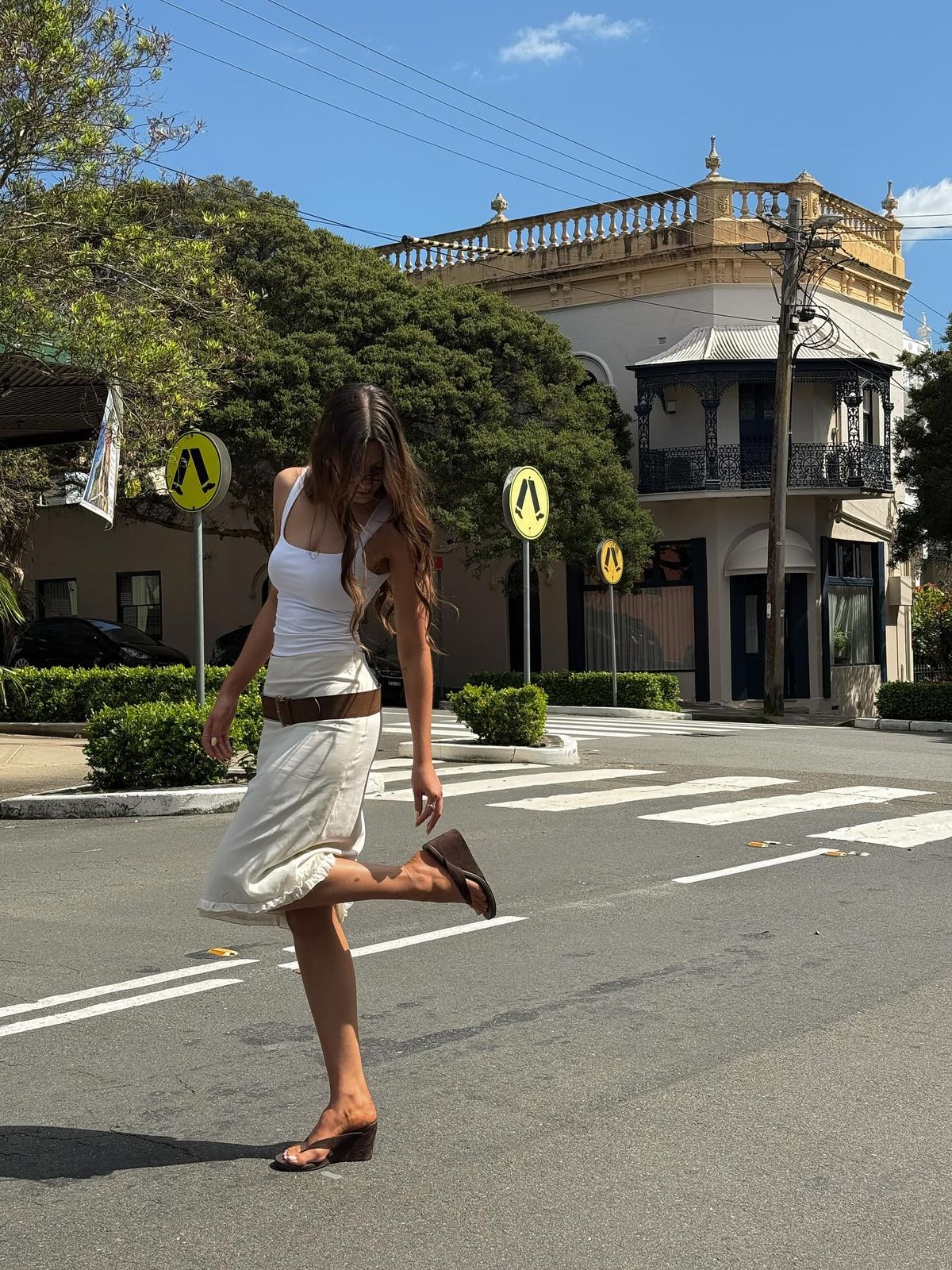 Las cuñas mules: el regreso asumido de las compensadas 15 Outfit wedges shoes printemps 2026