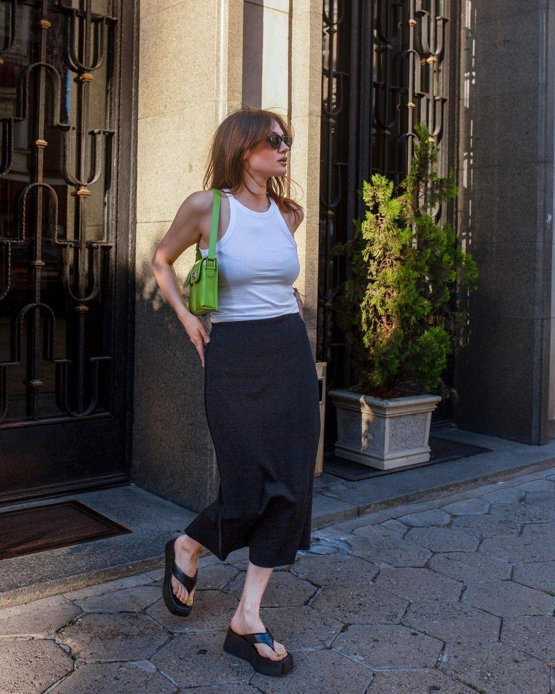Las cuñas mules: el regreso asumido de las compensadas 13 Tong compensées noires look