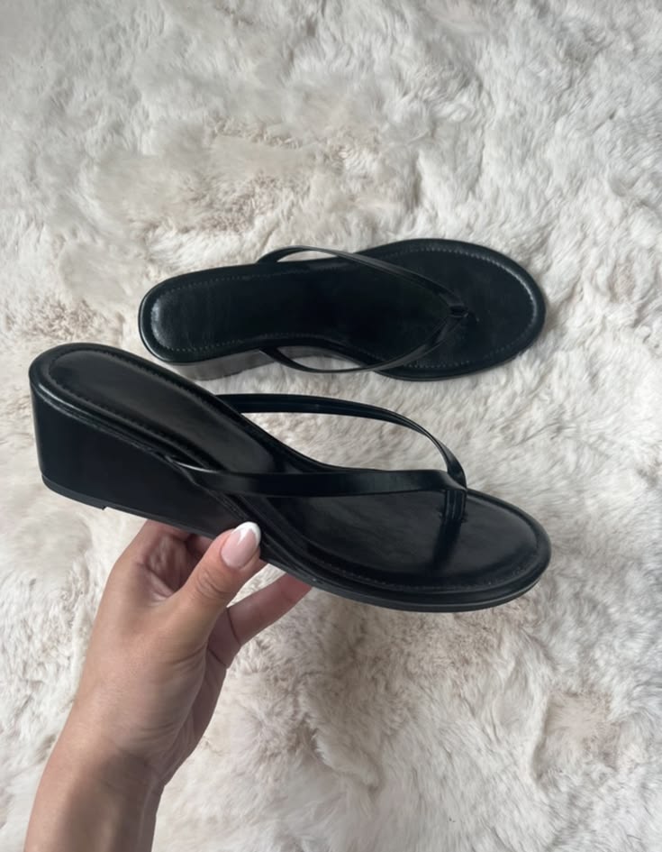 Las cuñas mules: el regreso asumido de las compensadas 7 Tongs compensées cuir noires