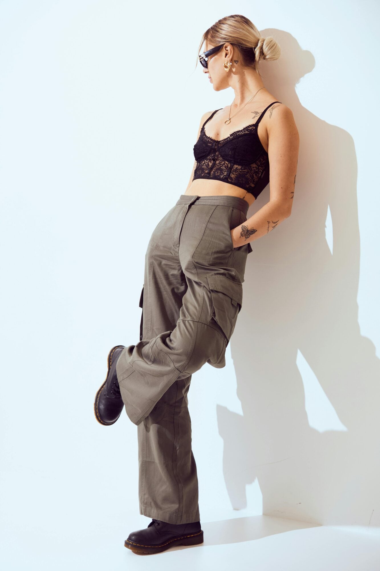 Pantalones de mujer: las siluetas que definirán 2026 5 El cargo abandona el registro utilitario Pantalones de mujer las siluetas que definiran 2026 Modalova